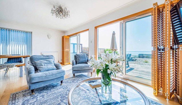 Oceanfront Villa: Beach Access, Balcony, WiFi in Pevensey