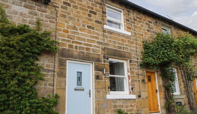 OLD STONE COTTAGE, family friendly, with open fire in Pateley Bridge
