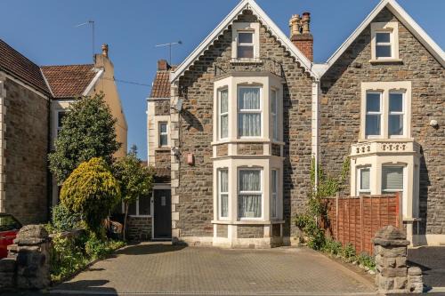 Oldbury - Big 7-Bedroom House w Garden & Parking for 14 Guests