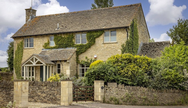 Orchard Manor is situated on the outskirts of the pretty town of Winchcombe. Lovingly restored by th