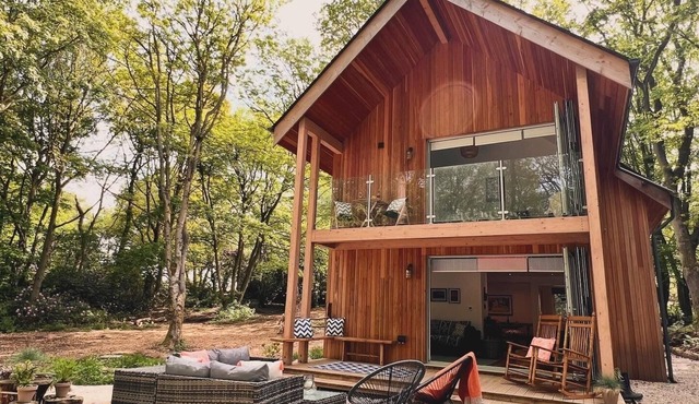 Owl Cabin, Home near Matlock, Derbyshire. Private Woodfired Hot Tub