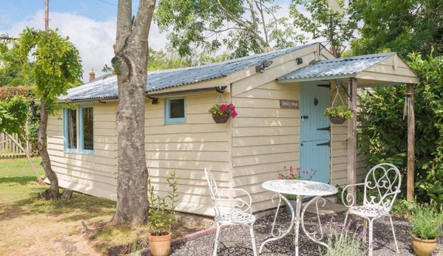 Owl's Nest - Rural Retreat set in peaceful relaxing garden
