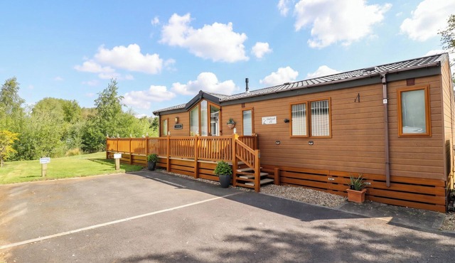 P AND M LUXURY LODGE BR15, pet friendly, with hot tub in Tattershall