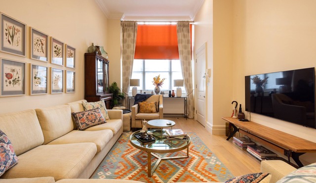 Paddington Station 3-Bed 5-Guest Large Apartment in 1841 Victorian Pub