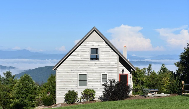 Panoramic Blue Ridge Mountain Views & Rolling Meadows Retreat