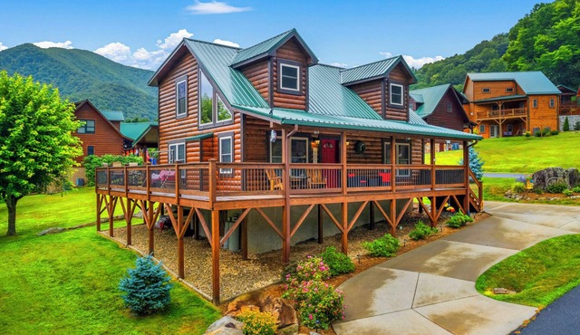 Panoramic Mountain Views/Roaming Elk/Fireplaces