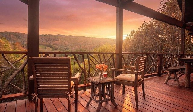 Panoramic Mountain View Escape: Luxe Jacuzzi Suite & Hot Tub. 15 Min to Boone in Sugar Grove