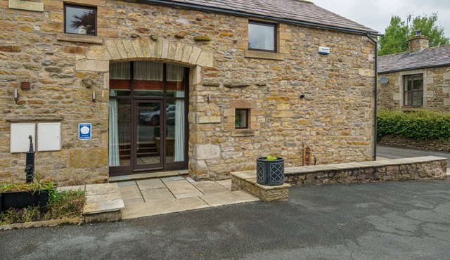Parkside Cottage - a cottage that sleeps 6 guests in 3 bedrooms