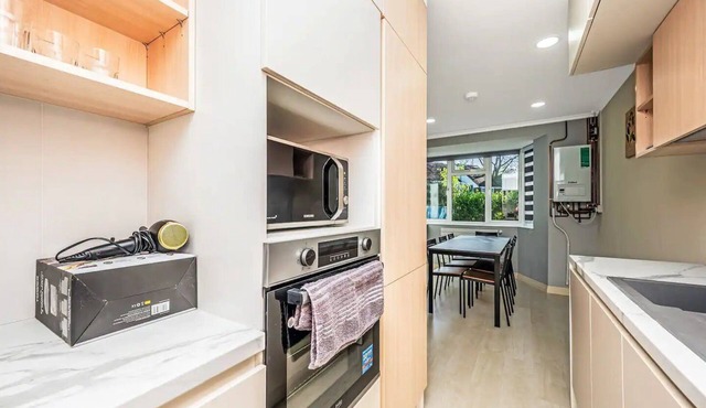 Pass the Keys | Stylish Home| Garden|Ten Mins to Central London