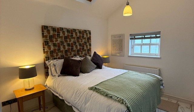 Peaceful and Centrally-Located Coach House