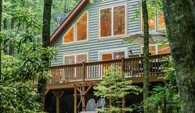 Peaceful Cabin, Hot Tub, Fire Pit, Prime Location!
