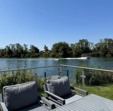 Peaceful Lakefront Escape w Sunset Views