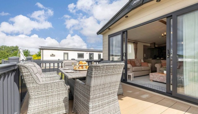 Peaceful Millers Lodge at The Cotswold Water Park