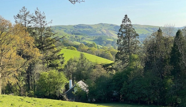 Peaceful spacious cottage close to mountain walks and beaches