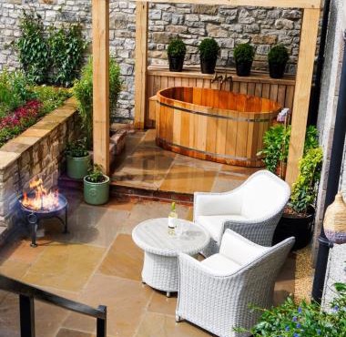 PEAK DISTRICT ROMANTIC Courtyard Loft, with Outdoor Japanese Whirlpool Bath