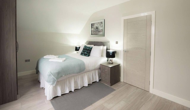 Penthouse 1-Bed Apartment with Parking