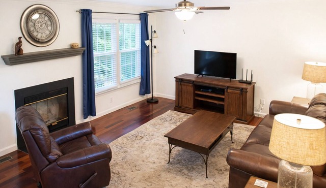 Perfect for Extended Stays! Fenced Yard, Pet Friendly!