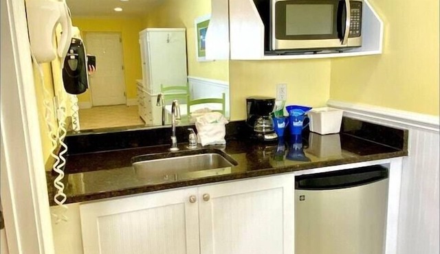 Pet-friendly, 3 Blocks to Beach, Pool, #301
