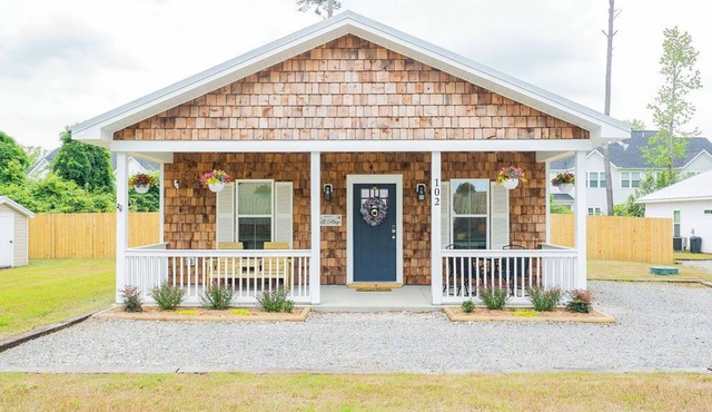 Pet Friendly! Cozy Beach Cottage Minutes to Downtown and ILM-Fenced Backyard!