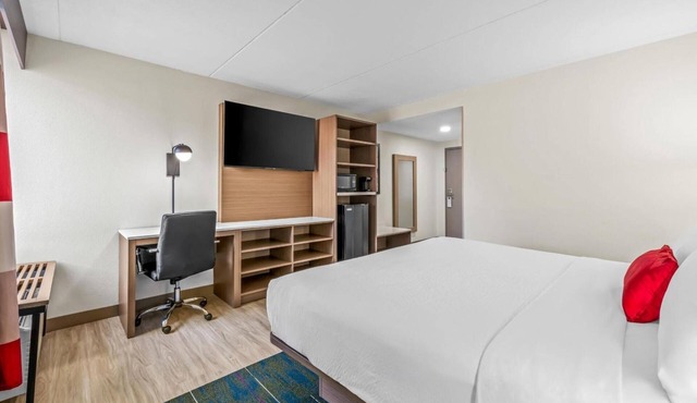 Pet-friendly King Room | Close to Carolina Balloon Fest Grounds – 3 Mi Away