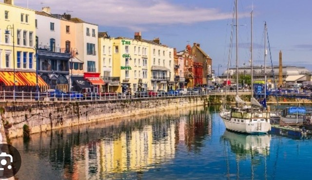Pet Friendly, Top Floor Apt w/Sea View, Sleeps 5