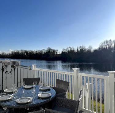 Pet-Friendly Waterside Lodge - Cotswold Water Park