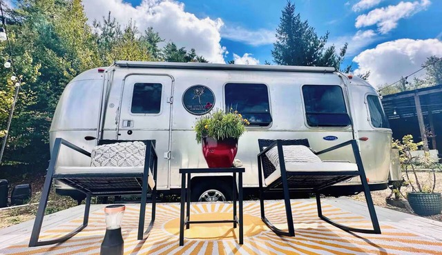 Petite Airstream Cottage w Private Hot Tub & Wellness Courtyard Access 30 acres