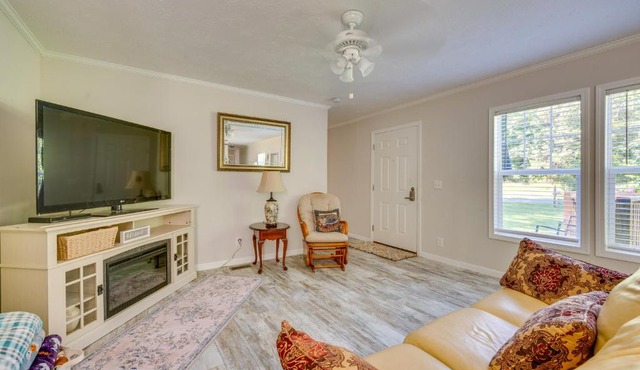Pets Welcome! Lexington Getaway w/Gigantic Yard