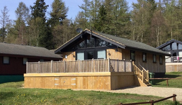 Pine Tree - 3 bedroom, 2 bathroom, Secluded Hot tub and Pet friendly