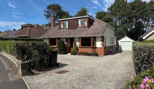PINESIDE, pet friendly, with a garden in Sandford, Dorset