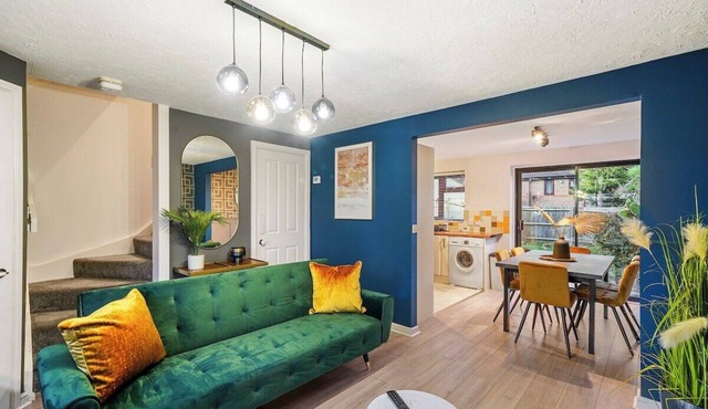 Platinum Hayes - Stylish 3 Bed House in Greenhithe