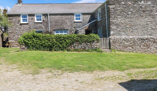 POLCREEK FARMHOUSE, pet friendly, with open fire in Veryan