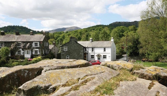 POLLYS COTTAGE, pet friendly, with open fire in Elterwater