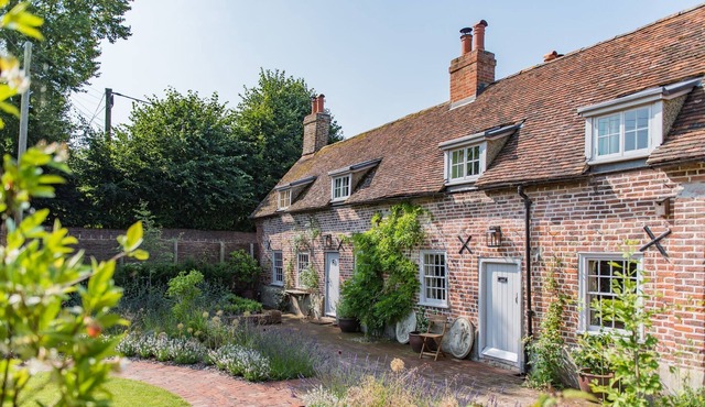 Pond Cottage - 5 bedroom holiday home, lovely gardens