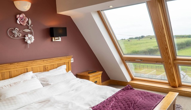 Primrose Cottage - 2 Bed cottage with Hot Tub, walk to the beach.