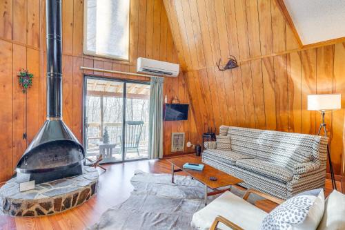 Private Deck & Fire Pit: Secluded Cabin in Murphy in Salem