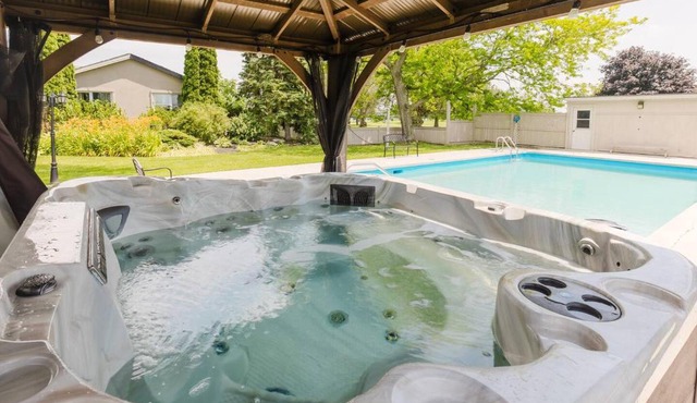 Private Riverfront Estate Pool Hot Tub BBQ in Niagara Falls