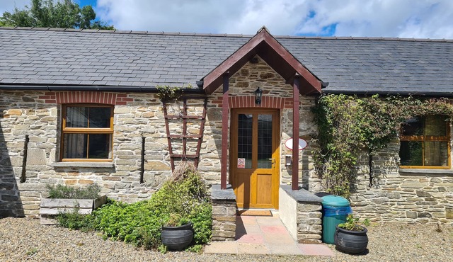 PUFFIN COTTAGE, pet friendly, character holiday cottage in Llanboidy