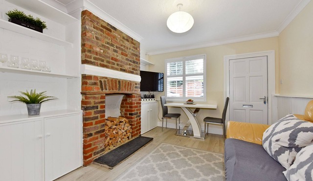 Quaint Cottage Oasis in Central Henley