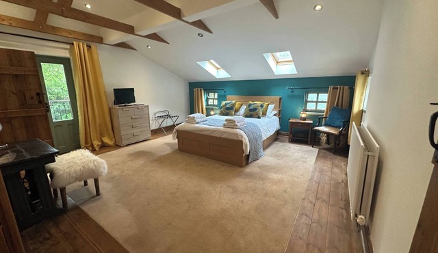 Quaint Country Cottage with Valley Views, Dog-Friendly & Horse-Friendly