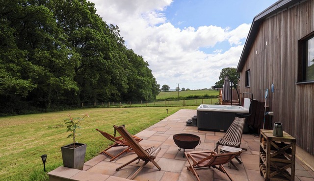 QUANTOCK BARN, pet friendly, country holiday cottage in Honiton