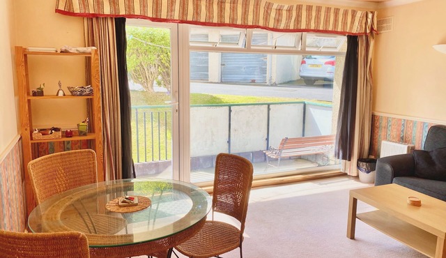 Queen’s Park Court | Spacious 2-Bedroom Flat by Holyrood Park