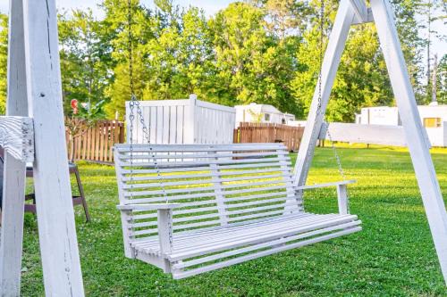 Quiet 2BR Retreat Sleeps 4 Near Beaches & Nature