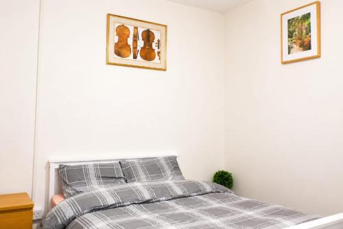 Quiet Double Room with TV, Workspace & Fast Wi-Fi in Wolverhampton