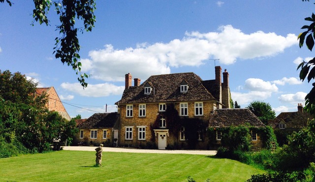 QUNITESSENITALLY ENGLISH MANOR SLEEPS 20 , HOT TUB, BBQ, WILD SWIMMING , BOATING