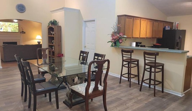 Ranch Style Spacious 3 Bedrooms w/Jacuzzi tub