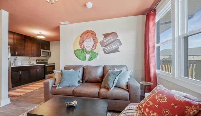 Reba McEntire Themed Apartment!