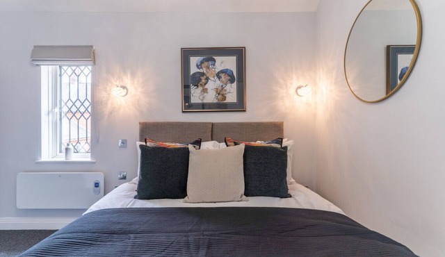 Redwood Escape - Stylish New Forest Stay | Sleep 4 | Near Paultons Park | Free Parking