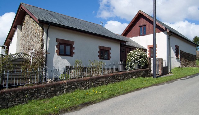 Relax in the countryside, great outside space for all the family, dogs welcome
