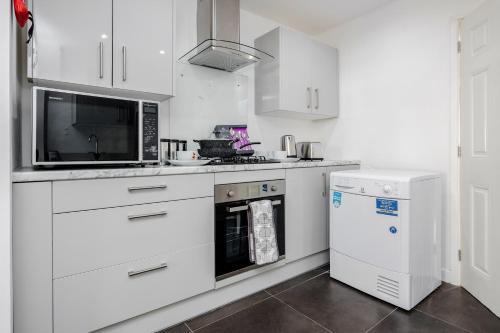Remaj Serviced Accommodation, sleeps 7 & free parking